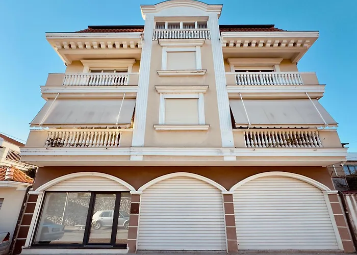 All Seasons Apartments - Free Parking & City Center